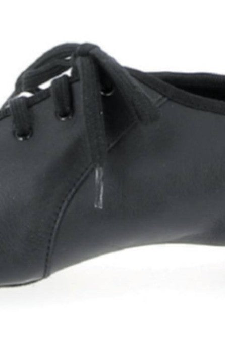Abgebildet ist ein einzelner schwarzer Jazzschuh der Marke Merlet, genauer gesagt der Jazzschuh Merlet Gary. Er hat einen niedrigen Absatz, ist vorne geschnürt und besteht aus glattem, lederähnlichem Material mit Chromledersohle für zusätzliche Flexibilität. Der Schuh scheint zum Tanzen oder für ähnliche Aktivitäten konzipiert zu sein. Der Hintergrund ist schlicht weiß.