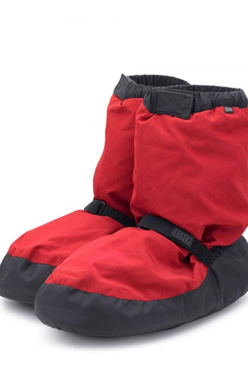 Ein Paar warme Winterstiefeletten mit rotem Oberteil und schwarzer Sohle. Diese Bloch Wärmeschuhe IM009 Stiefeletten haben verstellbare Riemen und sind für den Komfort im Innenbereich konzipiert. Der Stoff scheint weich und isoliert zu sein und hält die Füße bei kaltem Wetter warm.