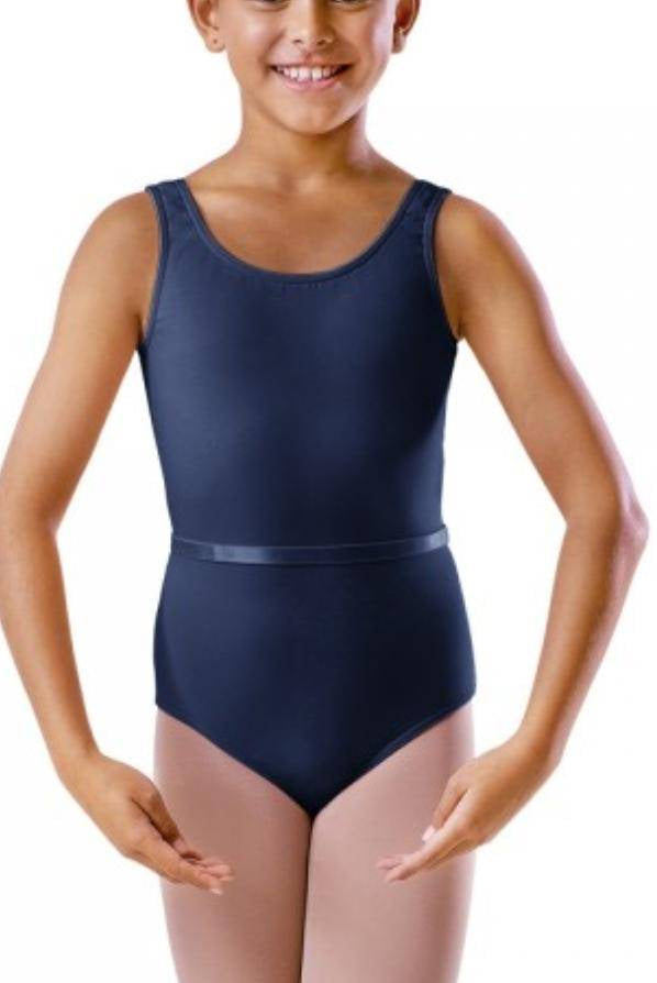 Ein Kind trägt einen dunkelblauen Bloch Kinder Ballettanzug BU101C mit breiten Trägern und beigen Strumpfhosen. Es steht mit anmutig nach vorne auf Taillenhöhe gebogenen Armen da und lächelt. Der Hintergrund ist schlicht weiß.
