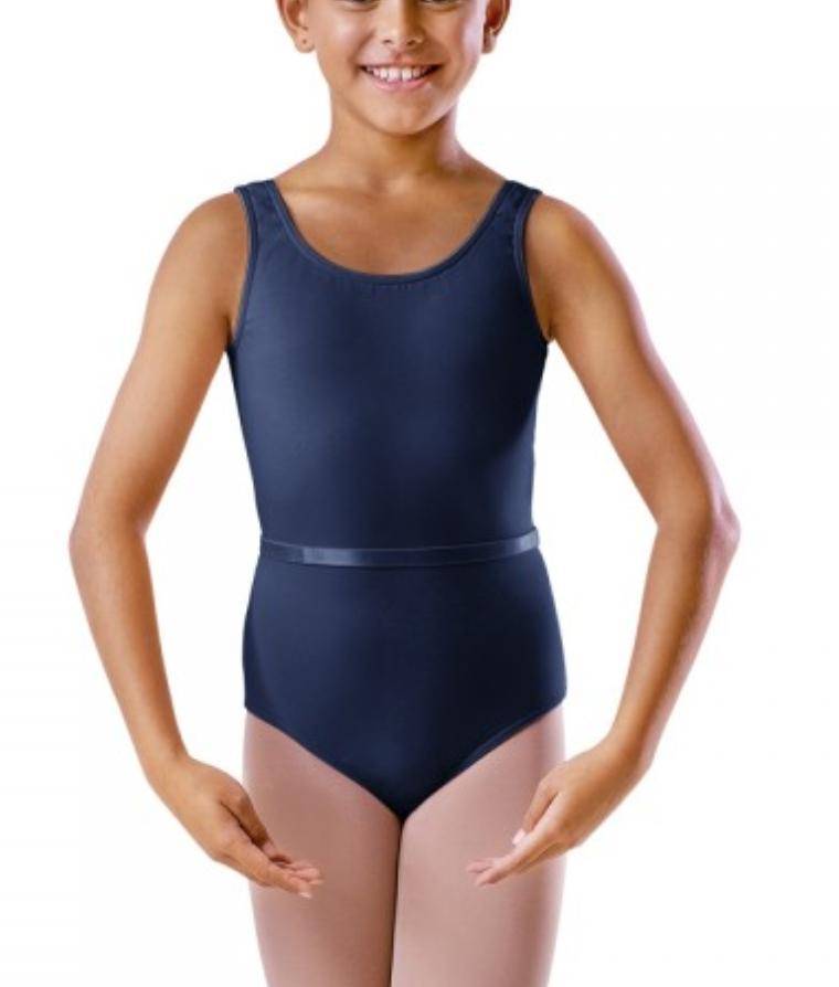 Ein Kind trägt einen dunkelblauen Bloch Kinder Ballettanzug BU101C mit breiten Trägern und beigen Strumpfhosen. Es steht mit anmutig nach vorne auf Taillenhöhe gebogenen Armen da und lächelt. Der Hintergrund ist schlicht weiß.
