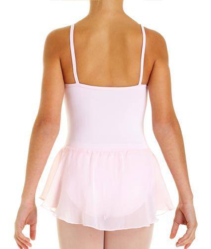 Eine Person trägt einen hellrosa Kinder-Ballettanzug Intermezzo 3056 mit Spaghettiträgern und einem angenähten transparenten, fließenden Rock. Die Person steht, wird von hinten gezeigt und hat die Arme leicht von den Seiten abgespreizt.