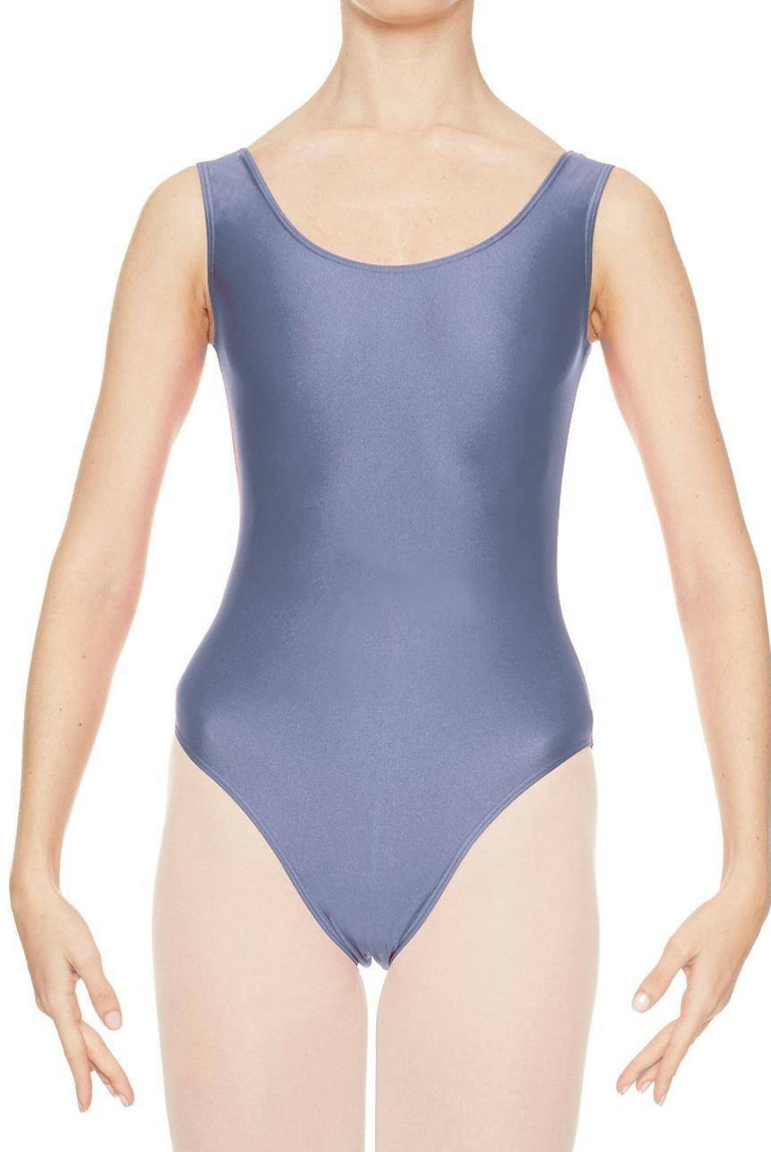 Eine Person steht mit leicht ausgestreckten Armen und trägt einen hellvioletten Intermezzo Kinder Ballettanzug Intermezzo 3703 Pastel und helle Strumpfhosen. Das von den Knien aufwärts aufgenommene Foto weckt Erinnerungen an eine Unterrichtsstunde in der Ballettschule Gilching.