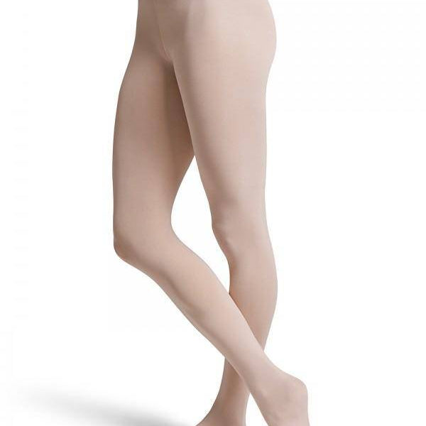 Eine Person trägt die helle, halbblickdichte Ballettstrumpfhose Bloch Kinder T0981G Contoursoft von Bloch und steht mit einem Fuß leicht vor dem anderen. Das Bild konzentriert sich auf die untere Hälfte ihres Körpers vor einem weißen Hintergrund.