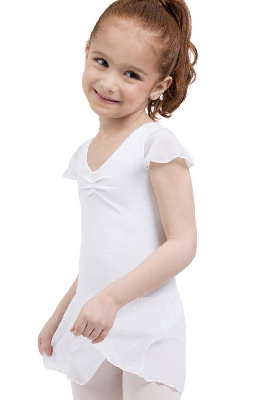 Ein junges Mädchen mit braunen, lockigen Haaren, die zu einem Pferdeschwanz gebunden sind, lächelt, während sie einen Capezio Kinder-Ballettanzug 11305C Flutter und einen Chiffon-Rock trägt. Sie hat helle Haut und steht vor einem schlichten weißen Hintergrund.