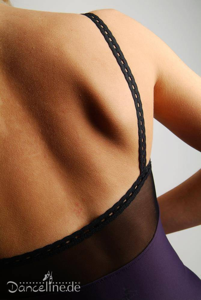 Nahaufnahme des Rückens einer Person in einem schwarz-lila Tanzkostüm. Der Ballettanzug WearMoi Flora von Wear Moi hat ein durchsichtiges schwarzes Netzdetail und einen Spaghettiträger mit dekorativen Kanten. Das Bild hat in der unteren linken Ecke ein Logo und den Text „Danceline.de“.