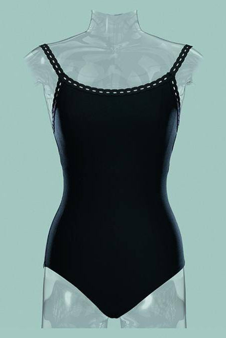 Ein schwarzer einteiliger Badeanzug, der an den stylischen Ballettanzug WearMoi Flora von Wear Moi erinnert, wird auf einer transparenten Schaufensterpuppe vor einem blasstürkisen Hintergrund präsentiert. Der Badeanzug zeigt ein geradliniges Design mit geradem Ausschnitt und dünnen Spaghetti-Trägern, akzentuiert durch kleine Cut-Out-Details an den Rändern, aus weicher Mikrofaser.