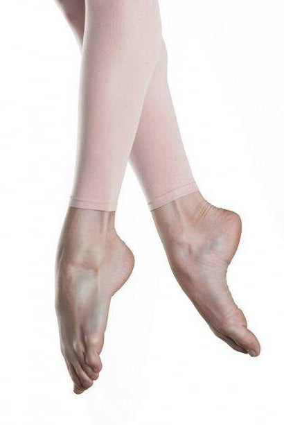 Die Füße einer Balletttänzerin sind auf Spitze zu sehen. Sie trägt die hellrosa Ballettstrumpfhose Bloch T0985L Contoursoft Footless von Bloch vor einem schlichten weißen Hintergrund. Die Zehen zeigen nach unten und zeigen starke Bögen und klare Linien, die für die Balletthaltung typisch sind.