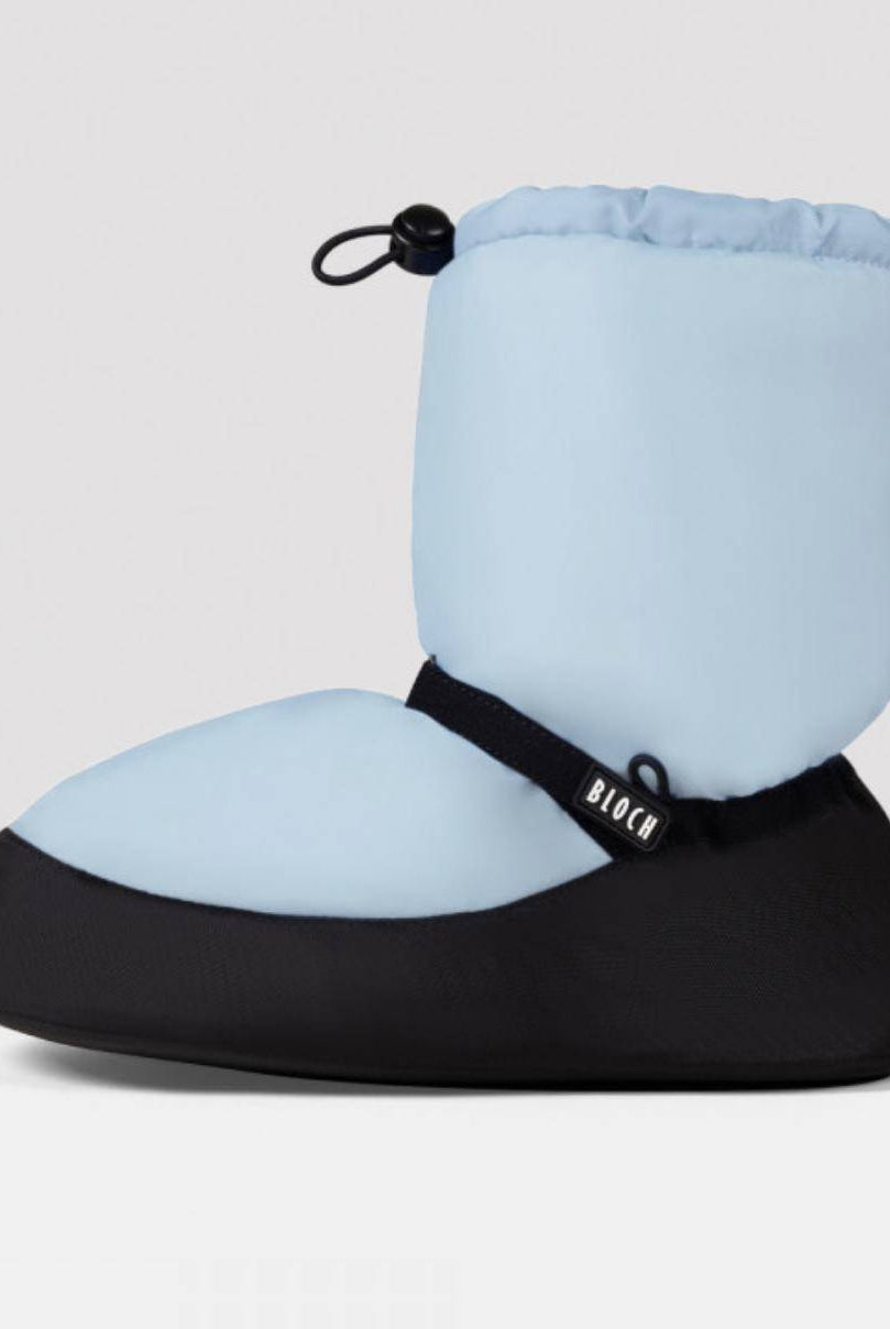 Ein einzelner Wärmeschuhe Bloch IM009 Bootie in Hellblau mit schwarzen Akzenten an der Sohle und im unteren Knöchelbereich. Der Stiefel verfügt über einen Kordelzugverschluss an der Oberseite und ein sichtbares Etikett mit der Aufschrift „BLOCH“ an der Seite. Auf einer schlichten weißen Oberfläche mit hellgrauem Hintergrund sorgt dieser gemütliche Stiefel für warme Füße.