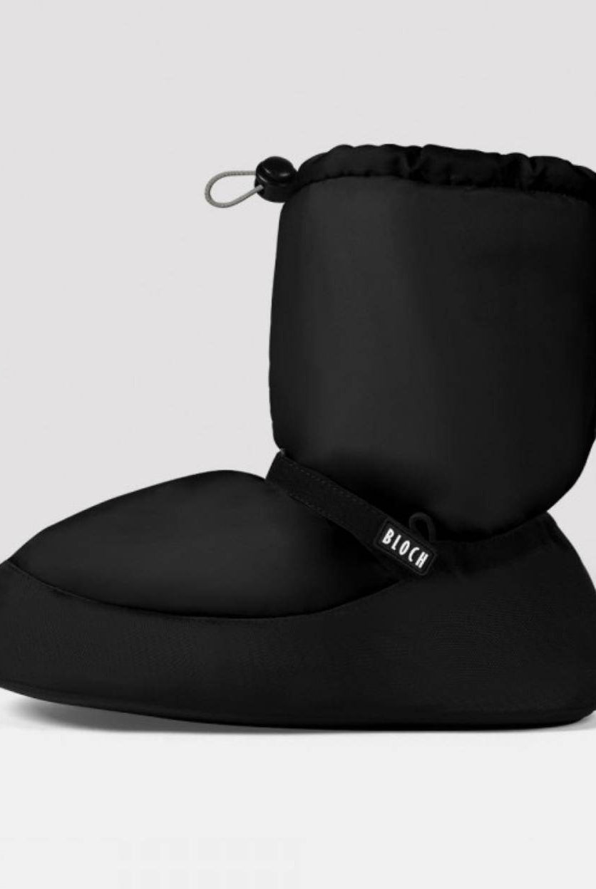 Ein einzelner Wärmeschuhe Bloch IM009 Bootie, entworfen für Tänzer, ist vor einem schlichten hellgrauen Hintergrund abgebildet. Dieser bauschige schwarze Bootie hat einen Kordelzugverschluss an der Oberseite und einen Riemen mit der Marke „Bloch“. Er ist perfekt, um Ihre Füße beim Balletttraining warm zu halten.