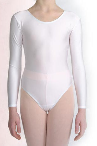 Eine Person trägt den Kinder-Ballettanzug ApDance KL107LA Lili, einen langärmeligen weißen Turnanzug von APDance. Das Bild zeigt sie von den Schultern bis zu den Oberschenkeln vor einem hellen Hintergrund, mit entspannt herabhängenden Armen.