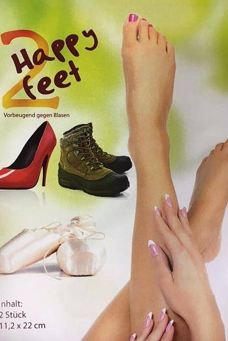 Ein Poster für „Happy Feet“ zeigt ein Paar entspannter, übereinandergeschlagener Beine mit manikürten Fußnägeln, umgeben von Bildern verschiedener Schuhe wie High Heels, Wanderschuhe und Ballettschuhe. In den Produktdetails wird das „Ballettpflaster Liage 2HFG 2HappyFeet“ von Dance Line hervorgehoben, das hypoallergenen Schutz bietet, um Blasen vorzubeugen. Die Packung enthält „2 Stück“ mit den Maßen „11,2 x 22 cm“.