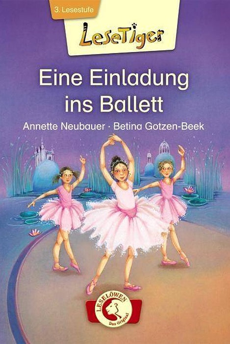 Cover des Kinderbuchs „Buch Loewe 75277 Eine Einladung ins Ballett“ von Annette Neubauer und Betina Gotzen-Beek. Es zeigt drei junge Ballerinas in rosa Tutus, die auf der Bühne tanzen, vor einem skurrilen, pastellfarbenen Hintergrund, der den Charme einer Ballettschule heraufbeschwört. Das „Lesetiger“-Logo ist prominent oben angebracht und Teil der Marke Dance Line.