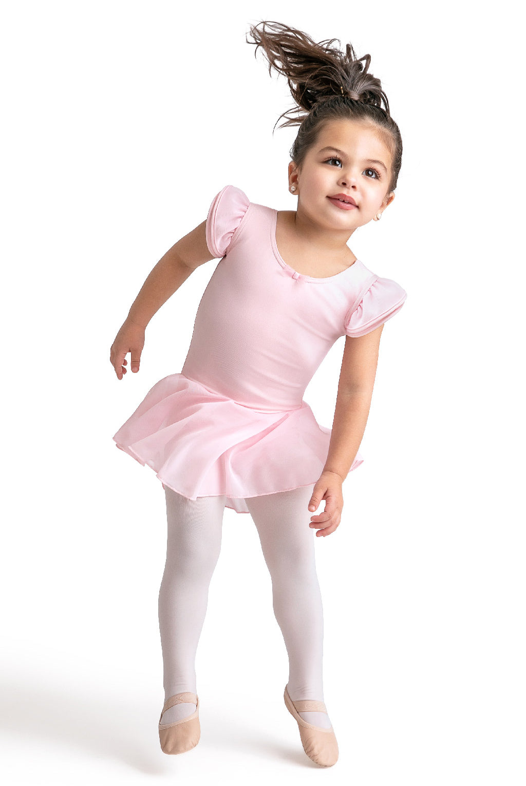 Ein junges Mädchen tanzt mit dem rosa Ballettkleid Capezio 11882C Puff Sleeve Ballett-Outfit von Capezio