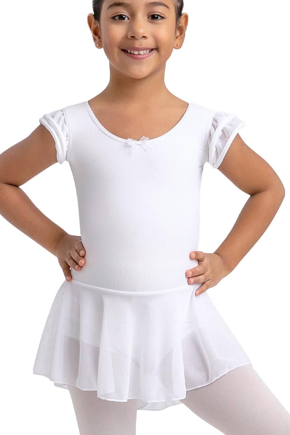 Ein kleines Kind lächelt, während es den Kinder-Ballettanzug Capezio 11882C Puff Sleeve trägt, ein weißes Ballett-Outfit von Capezio mit einem kurzärmeligen Trikot und einem transparenten Rock.