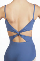 Eine Person ist von hinten zu sehen und trägt den Ballettanzug Capezio MC102 von Capezio, der ein gedrehtes, offenes Rückendesign mit dünnen Trägern aufweist. Der Badeanzug ist blau und der Hautton der Person ist hell vor einem schlichten weißen Hintergrund.