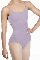 Eine Person posiert vor einem weißen Hintergrund in einem hellvioletten Ballettanzug Capezio MC102 von Capezio. Sie hat eine Hand auf der Hüfte und der andere Arm ist entspannt. Der Ballettanzug hat ein schlichtes Design mit dünnen Trägern.