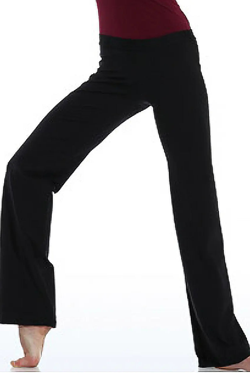 Eine Person in einem kastanienbraunen Oberteil und der Jazzhose Danceries G23SU Dixie Yoga Pants von Danceries steht in Ausfallschrittposition auf einem Bein vor einem weißen Hintergrund.