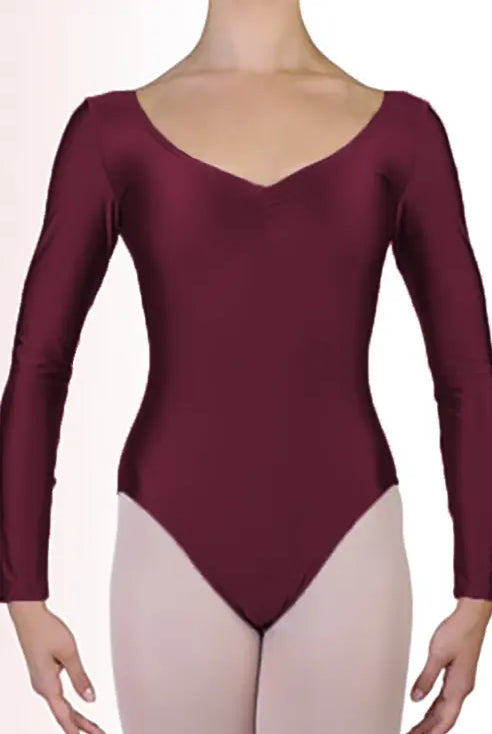 Eine Person trägt den Ballettanzug Danceries T18 EL Vera, einen kastanienbraunen Langarm-Ballettanzug mit V-Ausschnitt von Danceries, kombiniert mit hellen Strumpfhosen. Das Bild zeigt die Vorderansicht des Oberkörpers.