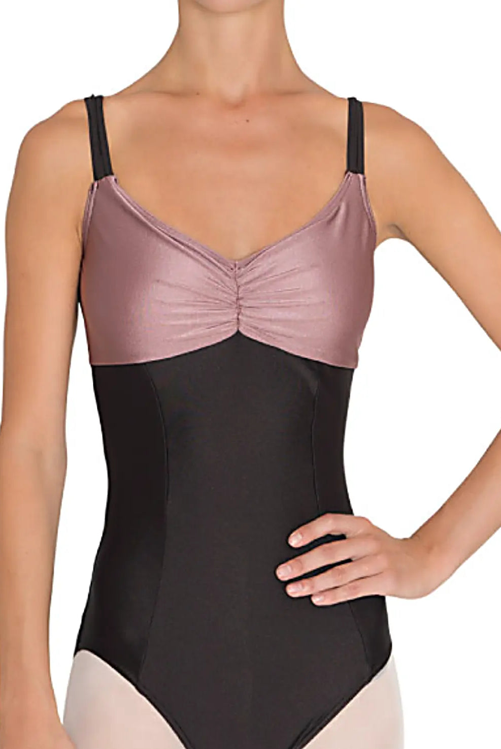 Ein Model präsentiert den Danceries Ballettanzug T56L Tiffany, der ein schimmerndes malvenfarbenes Oberteil mit schwarzem Körper, dünnen schwarzen Trägern und einer gerafften Vorderseite aufweist. Das Model posiert mit einer Hand auf der Hüfte.