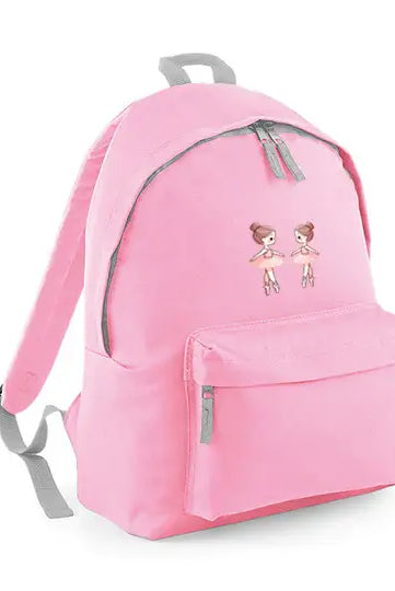 Der Kinder-Ballettrucksack Miniballerinas von Dance Line ist ein rosa Rucksack mit zwei kleinen gestickten Ballerina-Motiven auf der Vordertasche. Er verfügt über ein großes Hauptfach, eine Reißverschlusstasche vorne und verstellbare graue Schultergurte.