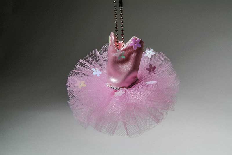 Ein Geschenkartikel: Ein kleines rosa Miniatur - Tütü an einem Keyring