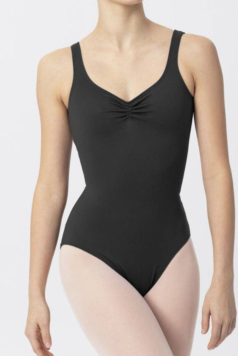Eine Person in einem schwarzen, ärmellosen Intermezzo Ballettanzug 31232 Marya mit hochwertigen Details steht vor einem schlichten weißen Hintergrund. Der Leotard von Intermezzo hat ein gerafftes Frontdetail am Ausschnitt und breite Träger. Auf dem Bild sind nur der Oberkörper und ein Teil der Beine zu sehen, was sein schlichtes Design hervorhebt.