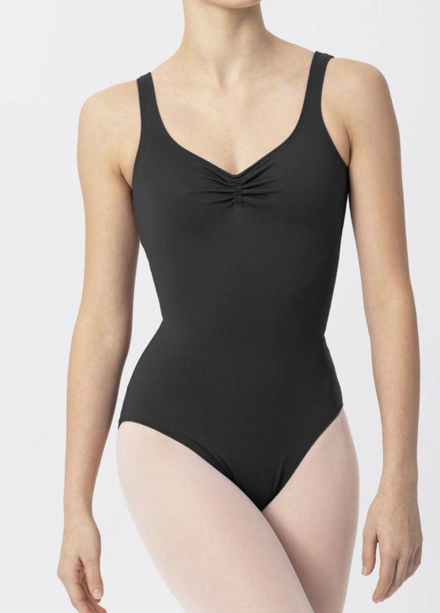 Eine Person in einem schwarzen, ärmellosen Intermezzo Ballettanzug 31232 Marya mit hochwertigen Details steht vor einem schlichten weißen Hintergrund. Der Leotard von Intermezzo hat ein gerafftes Frontdetail am Ausschnitt und breite Träger. Auf dem Bild sind nur der Oberkörper und ein Teil der Beine zu sehen, was sein schlichtes Design hervorhebt.