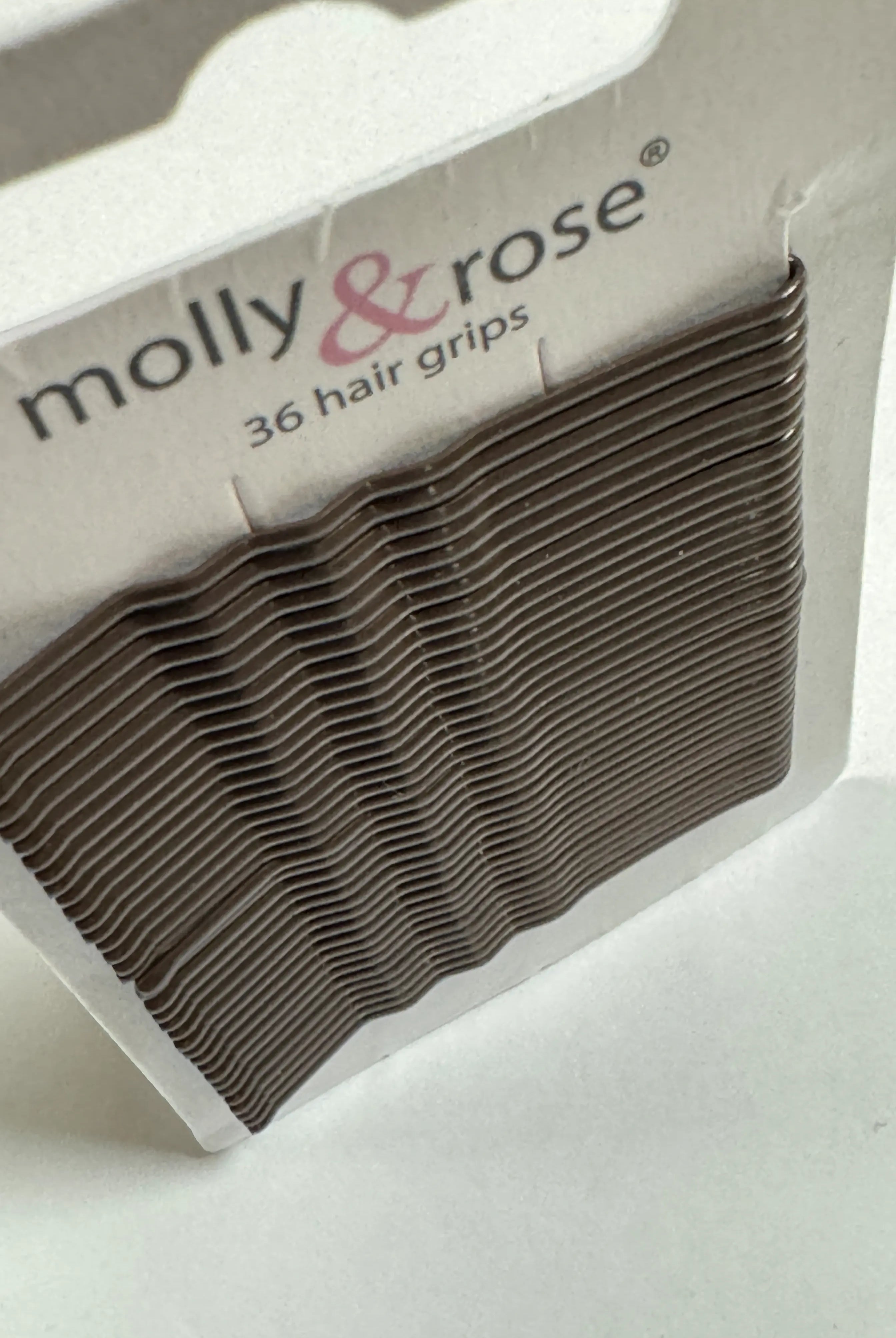 Paket Intermezzo Haarklemmen 7492 Molly & Rose, bestehend aus 36 vertikal angeordneten Haarspangen.