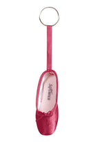 Ein Schlüsselanhänger mit einem Miniatur-Ballettschuh aus Satin in leuchtendem Pink. Der Mini-Spitzenschuh-Anhänger SoDanca KCE01 Minipoint von SoDanca hat oben eine kleine Schleife und ist durch eine passende rosa Schleife mit einem silbernen Schlüsselring verbunden, was ihn zum perfekten Geschenk für Ballettbegeisterte macht.