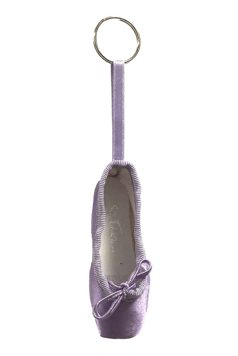 Der Mini-Spitzenschuh-Anhänger SoDanca KCE01 Minipoint von SoDanca ist ein Schlüsselanhänger mit einer Miniaturnachbildung eines lavendelfarbenen Ballettschuhs. Der Schuh hat vorne eine kleine Schleife und ist mit einem lavendelfarbenen Band an einem silbernen Schlüsselring befestigt, was dieses charmante Accessoire zu einem wunderbaren Geschenk macht.