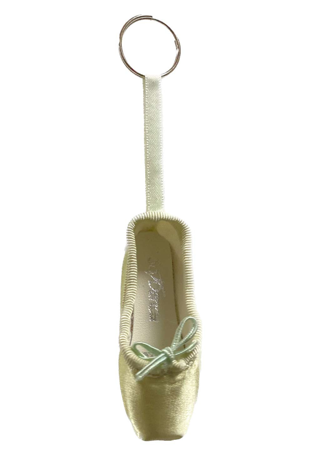 Der Mini-Spitzenschuh-Anhänger SoDanca KCE01 Minipoint von SoDanca ist ein Miniatur-Ballett-Spitzenschuh mit blassgelbem Satin-Finish und einer kleinen dekorativen Schleife oben drauf, was ihn zu einem eleganten Geschenk macht. Der Schlüsselanhänger ist mit einer dünnen weißen Schleife befestigt.