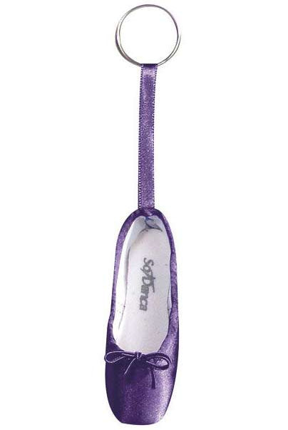 Ein Schlüsselanhänger mit einem Miniatur-Ballettschuh. Der Mini-Spitzenschuh-Anhänger SoDanca KCE01 Minipoint ist lila mit einer kleinen Schleife auf der Vorderseite und einer Schleife aus passendem Band, die ihn mit dem Schlüsselanhänger verbindet. Auf der Innenseite dieses bezaubernden Geschenks ist der Markenname „SoDanca“ in Grau aufgedruckt.