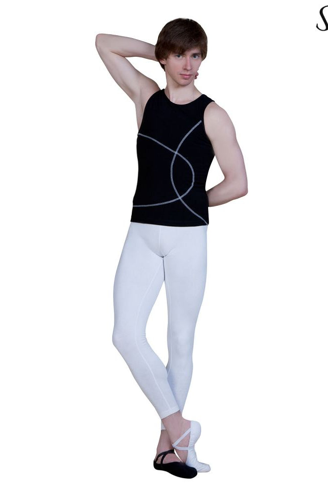 Ein männlicher Balletttänzer posiert in einem schwarzen ärmellosen Oberteil und fußlosen Herren-Leggings, mit einer Hand auf der Hüfte und der anderen hinter dem Kopf. Er trägt schwarze und weiße Ballettschuhe. „Sansha“ erscheint in der oberen rechten Ecke.