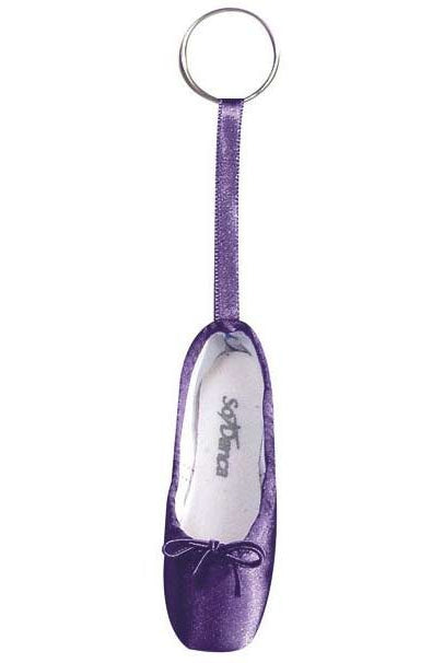 Ein Schlüsselanhänger mit einem Miniatur-Ballettschuh. Der Mini-Spitzenschuh-Anhänger SoDanca KCE01 Minipoint ist lila mit einer kleinen Schleife auf der Vorderseite und einer Schleife aus passendem Band, die ihn mit dem Schlüsselanhänger verbindet. Auf der Innenseite dieses bezaubernden Geschenks ist der Markenname „SoDanca“ in Grau aufgedruckt.