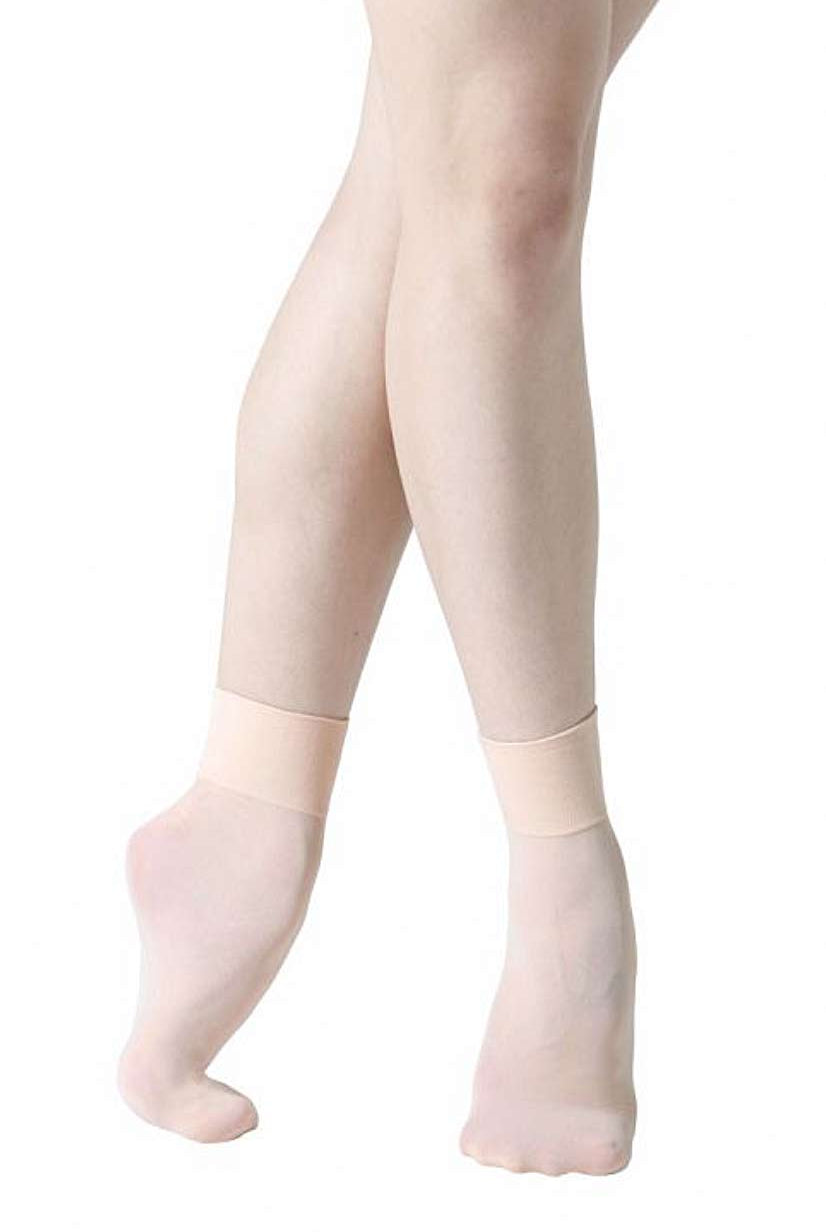 Ein Paar blasse Beine, die Sanshas elastische T9006 Ankle-Socken in Hautfarbe tragen. Die Socken liegen eng um die Knöchel und die Füße sind leicht hintereinander positioniert, wodurch vor einem schlichten weißen Hintergrund eine subtile Stellung mit gekreuzten Beinen entsteht.