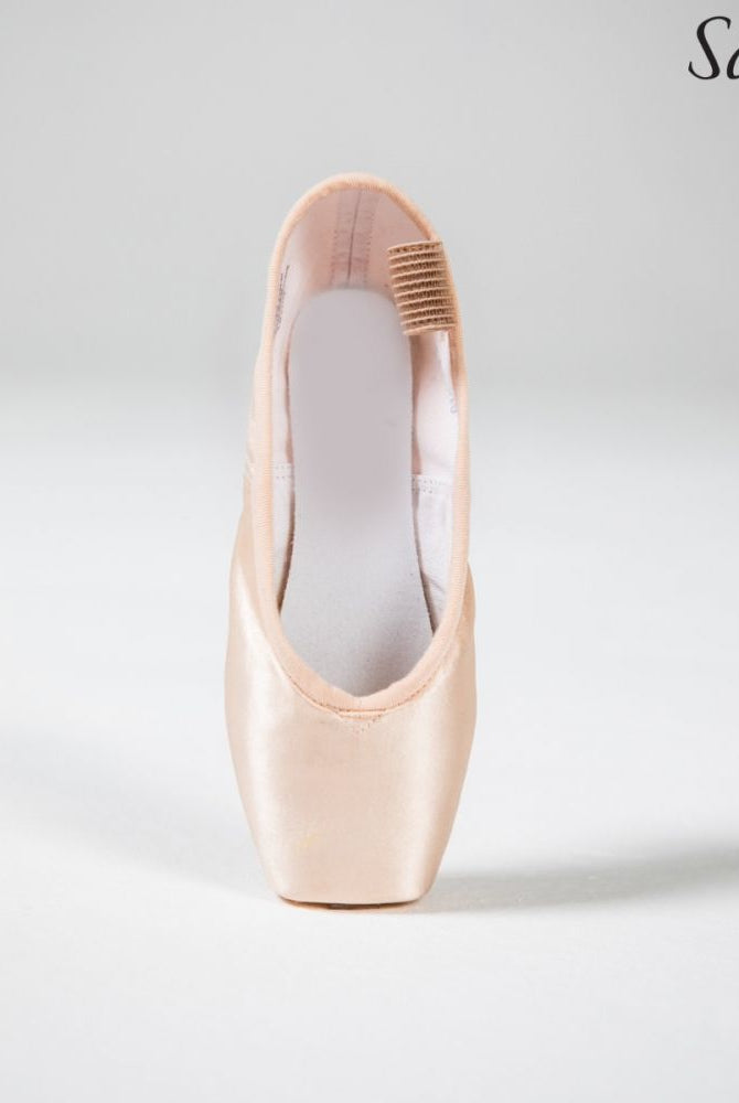 einzelner rosa Ballett-Spitzenschuh
