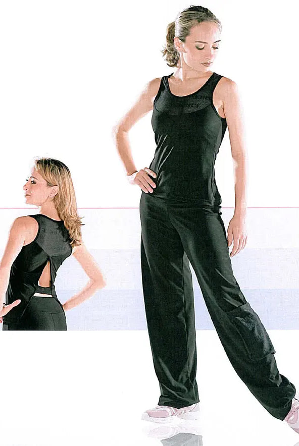 Zwei Frauen präsentieren schwarze Sportbekleidung mit SoDancas Jazz Top E10678. Die linke Frau präsentiert den ausgeschnittenen Rücken, während die rechte in voller Pose dasteht. Beide tragen Tanktops und weite Hosen, kombiniert mit hellen Sneakers.