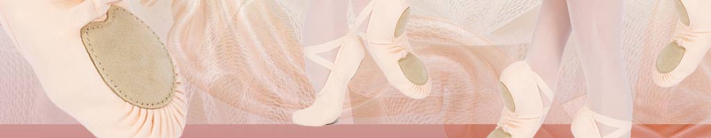 Eine Nahaufnahme von Ballettschuhen in verschiedenen Positionen vor einem weichen, fließenden Hintergrund. Die Schuhe sind blassrosa mit hellgrünen Sohlen und vermitteln ein Gefühl von Bewegung und Anmut.