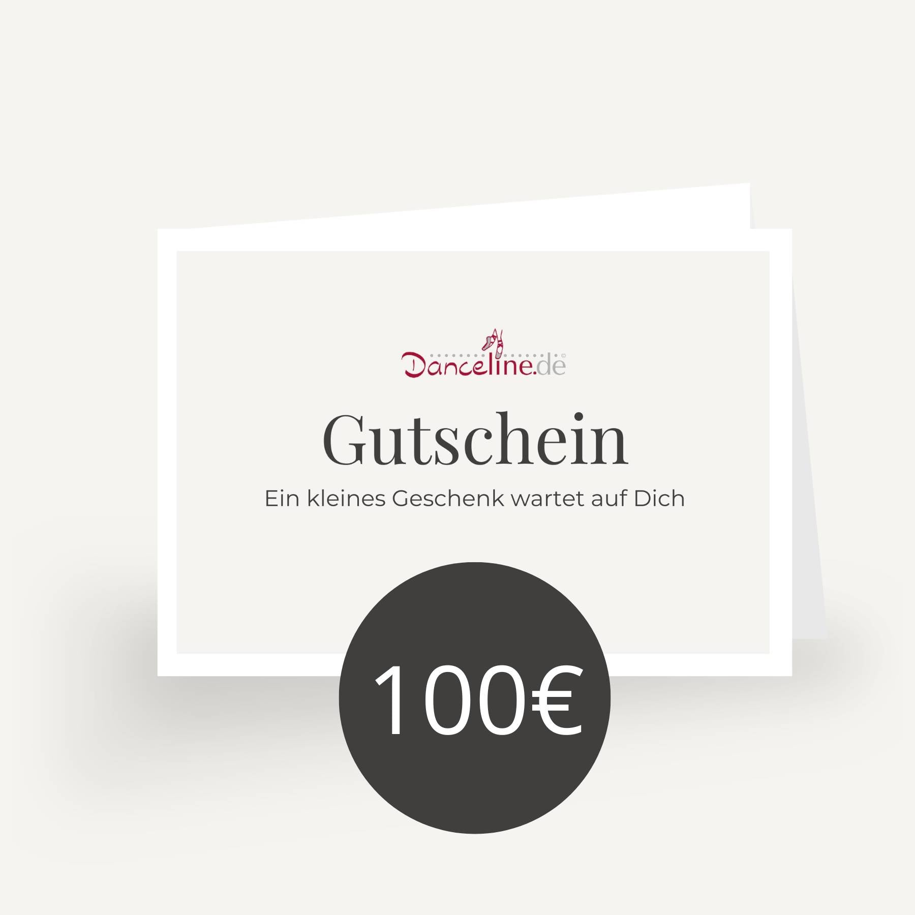 Der Dance Line 100€ Geschenkgutschein von Dance Line ist ein ideales Geschenk für Ballettbegeisterte. Es enthält eine weiße Karte mit dem Text „Gutschein“ und „Ein kleines Geschenk wartet auf Dich“. Ein dunkler Kreis unten zeigt „100€“ vor einem hellgrauen Hintergrund. Perfekt für alle, die von neuer Ballettkleidung träumen.