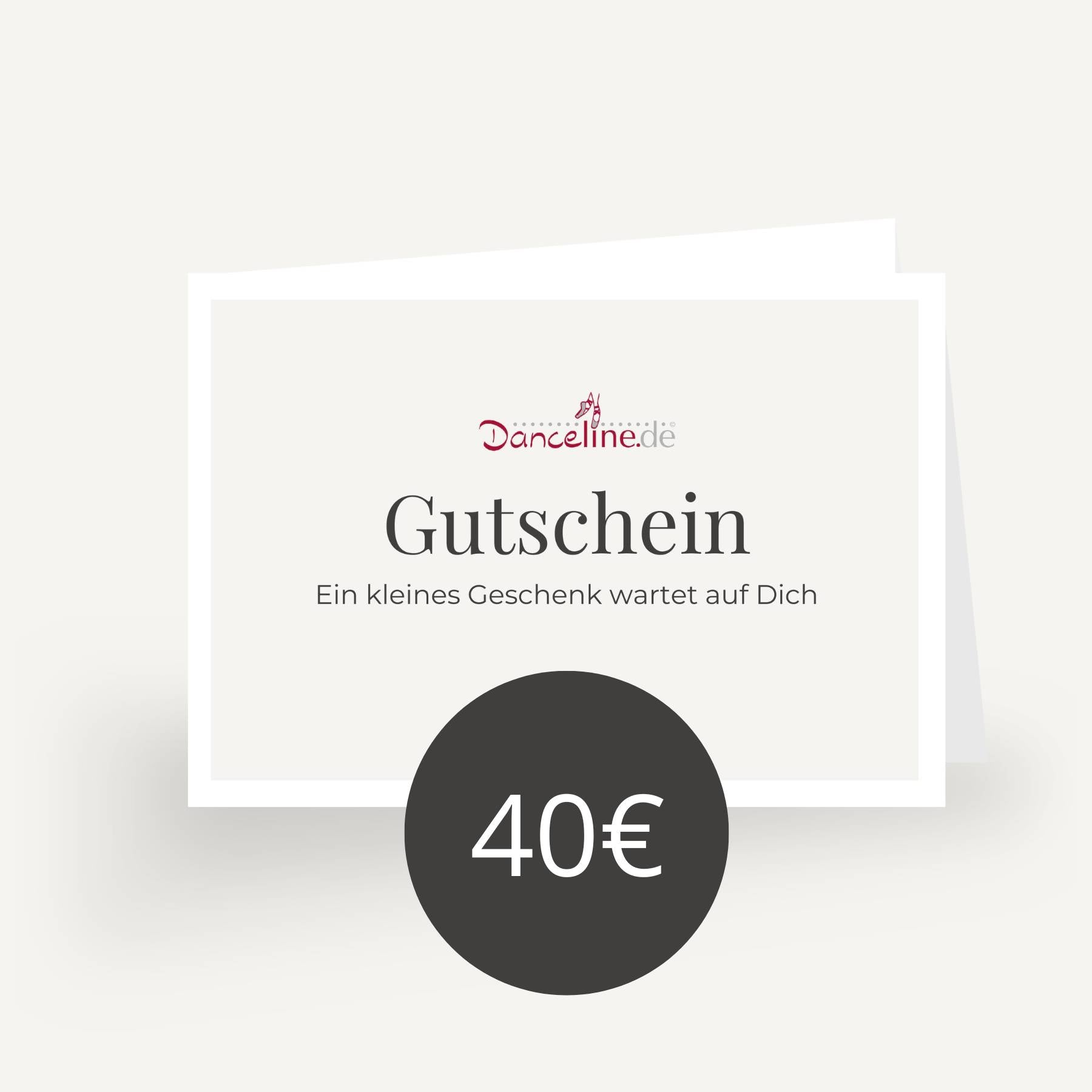 Ein Dance Line 40€ Geschenkgutschein von Dance Line wird ausgestellt. Die Aufschrift „Gutschein“ und „Ein kleines Geschenk wartet auf Dich“ weist darauf hin, dass ein Geschenk auf Sie wartet. Ein schwarzer Kreis unten zeigt den Wert von 40€ an. Die Karte, ideal zum Kauf von Ballettkleidung, besticht durch ihr minimalistisches und klares Design.