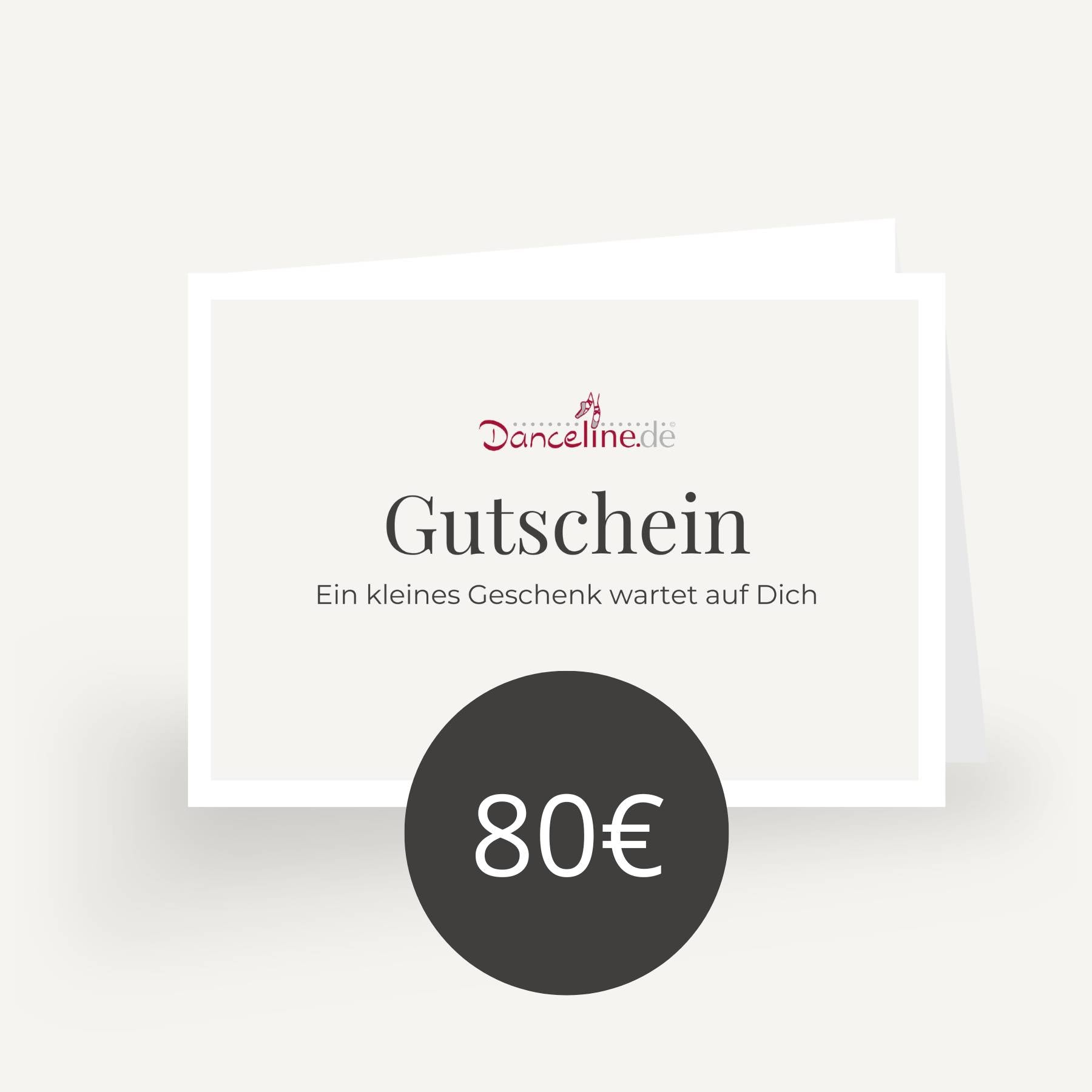 Eine Dance Line-Geschenkkarte im Wert von 80 €, angezeigt auf hellem Hintergrund. Auf dem Text steht „Geschenkgutschein“, gefolgt von „Ein kleines Geschenk wartet auf Dich“, wobei der Wert der Karte, „80€“, prominent auf einem runden dunklen Etikett am unteren Rand hervorgehoben ist, perfekt für Ballettartikel oder angehende Tänzer.