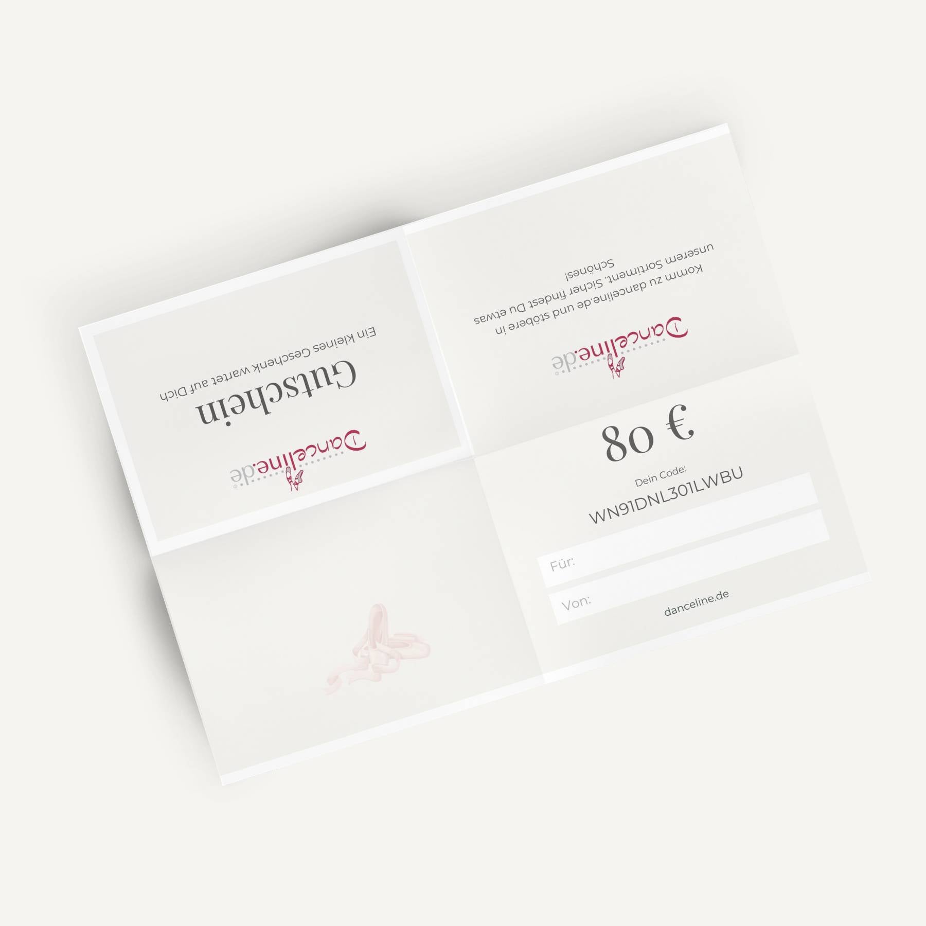 Ein Bild eines gefalteten Dance Line 80€ Geschenkgutscheins von „danceline.de“. Die Geschenkkarte enthält die Felder „Für“ und „Von“ zur Angabe von Empfänger- und Absendernamen, einen eindeutigen Code und ein Logo mit einem stilisierten Tanzschuh. Der teilweise sichtbare deutsche Text macht sie zur idealen Wahl für Tänzer, die hochwertige Ballettartikel suchen.