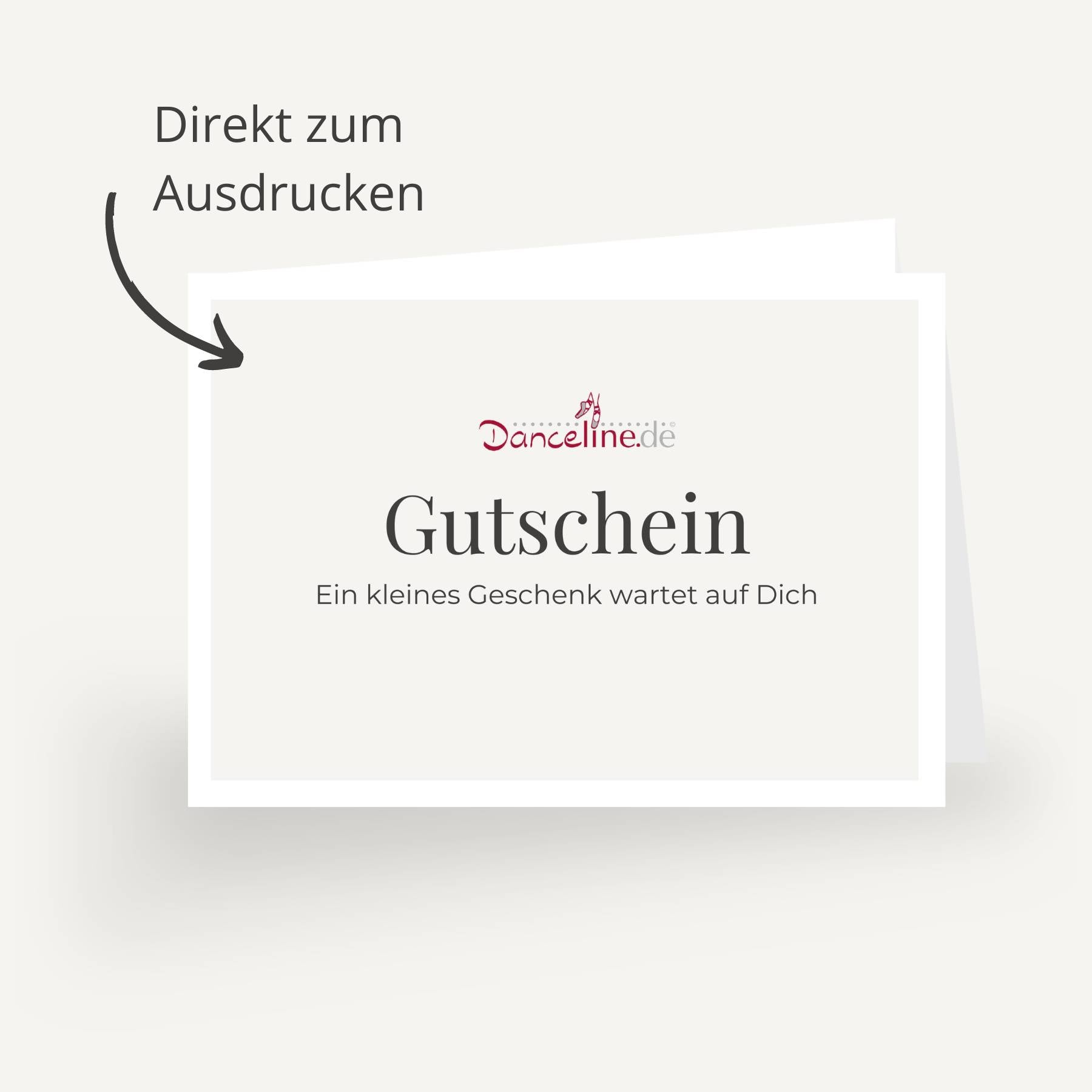 Eine weiße Gutscheinkarte von Dance Line mit dem Text „Dance Line 60€ Geschenkgutschein“ und „Ein kleines Geschenk wartet auf Dich.“ Ein Pfeil führt Sie in die obere linke Ecke mit der Meldung „Direkt zum Ausdrucken“. Ideal zum Kauf von Ballettkleidung oder Spitzenschuhen!