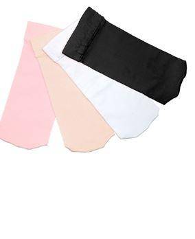 Ein Set aus vier dehnbaren und weichen Stoffstirnbändern in Pastellrosa, Beige, Weiß und Schwarz sind ordentlich in einem fächerartigen Muster auf weißem Hintergrund angeordnet. Diese Stirnbänder erinnern an das vielseitige Material der Socken Sansha T9006 Ankle von Sansha und sind perfekt, um Haare aus dem Gesicht zu halten.