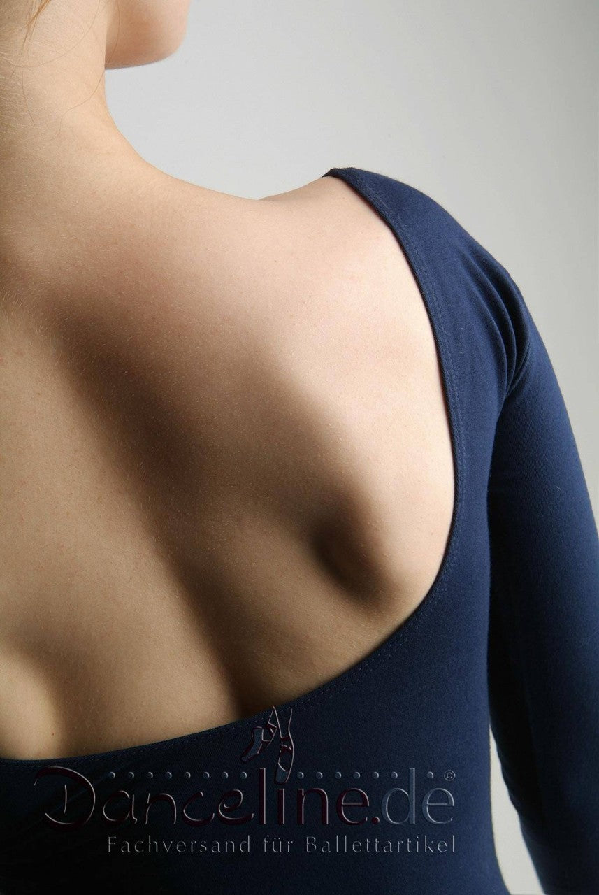 Eine Person trägt einen marineblauen Ballettanzug APDance 107LA Lionella mit schulterfreiem Schnitt, der Schulterblätter und oberen Rücken freigibt. Am unteren Bildrand ist das Logo „Danceline.de Fachversand für Ballettartikel“ zu sehen. Der hellgraue Hintergrund unterstreicht die perfekte Passform des APDance-Outfits.