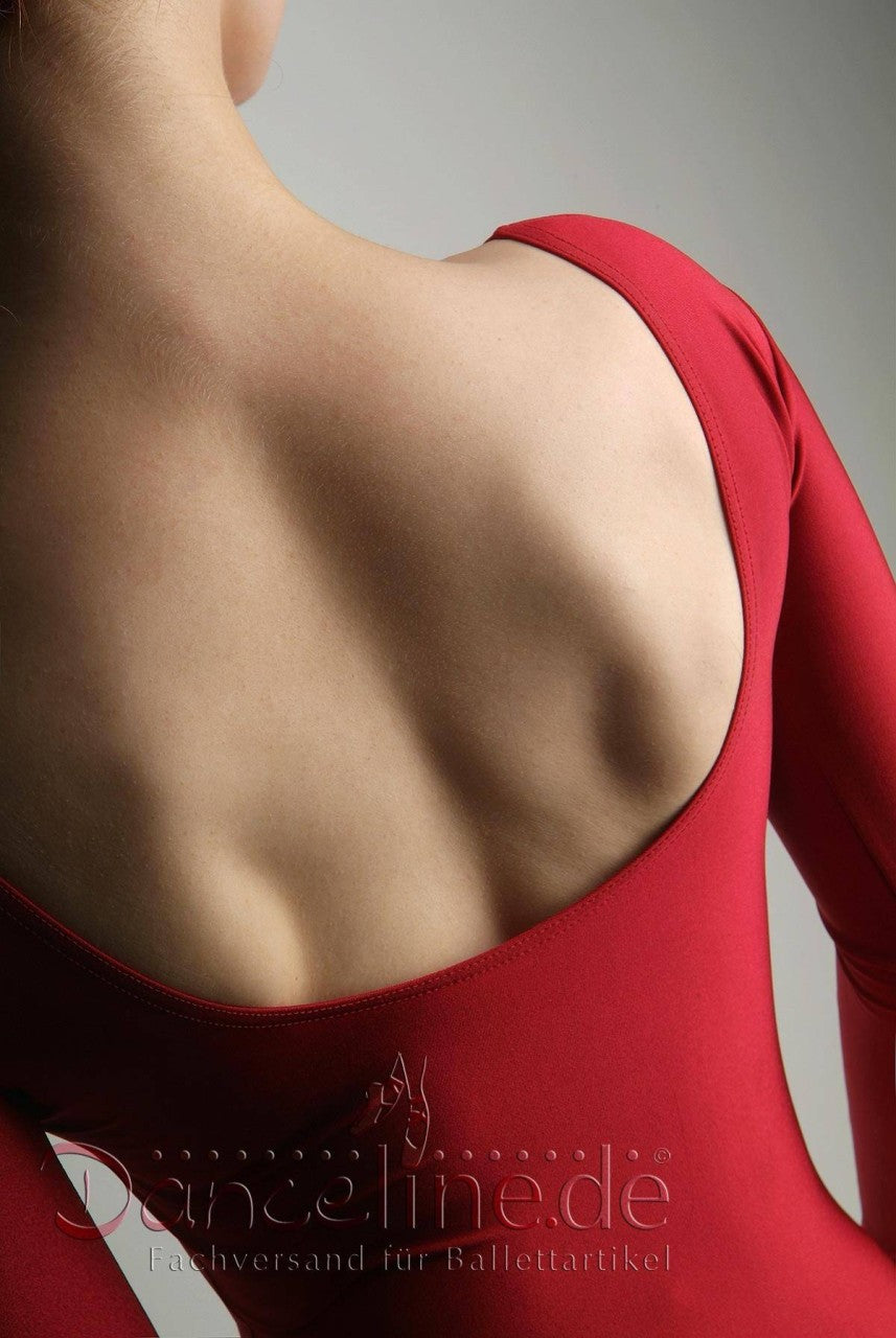Eine Nahaufnahme einer Person, die einen dunkelroten Ballettanzug APDance L107LA Nevena mit offenem Rücken trägt, der den oberen Rücken und die Schulterblätter zeigt. Der Hintergrund ist schlicht grau und am unteren Bildrand ist der Text „Danceline.de Fachversand für Ballettartikel“ zu sehen, der die exzellente Passform von APDance hervorhebt.