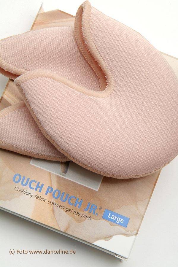 Ein Paar rosafarbene, gepolsterte, stoffbezogene Gel-Zehenpolster von Dance Line mit der Aufschrift „Zehenpolster Bunhead BH1095 OuchPouchJunior“ werden auf einem weißen Hintergrund präsentiert und liegen teilweise auf ihrer Verpackung. Die Verpackung ist weiß und hellbraun mit blauem Text. Ideal, um Beschwerden während des Spitzentanzunterrichts zu lindern.