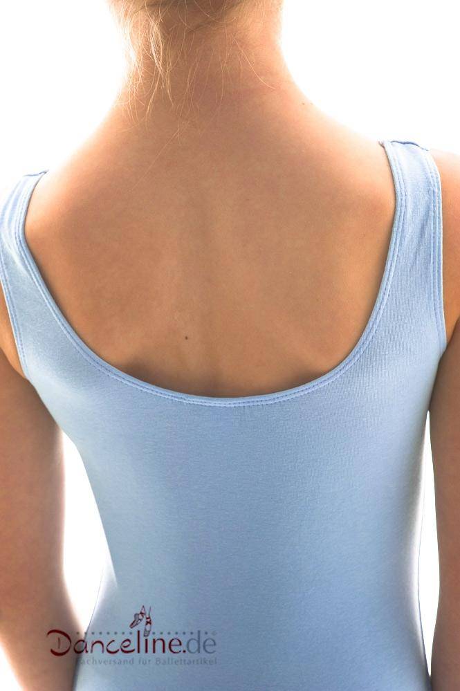 Das Bild zeigt die Rückenansicht einer Person, die einen hellblauen ärmellosen Ballettanzug trägt, der als Kinder-Ballettanzug Bloch CL5405 Tutu gestaltet ist. Die Person hat helle Haut und steht vor einem weißen Hintergrund. Das Logo „Danceline.de“ ist in der unteren linken Ecke des Bildes teilweise sichtbar.