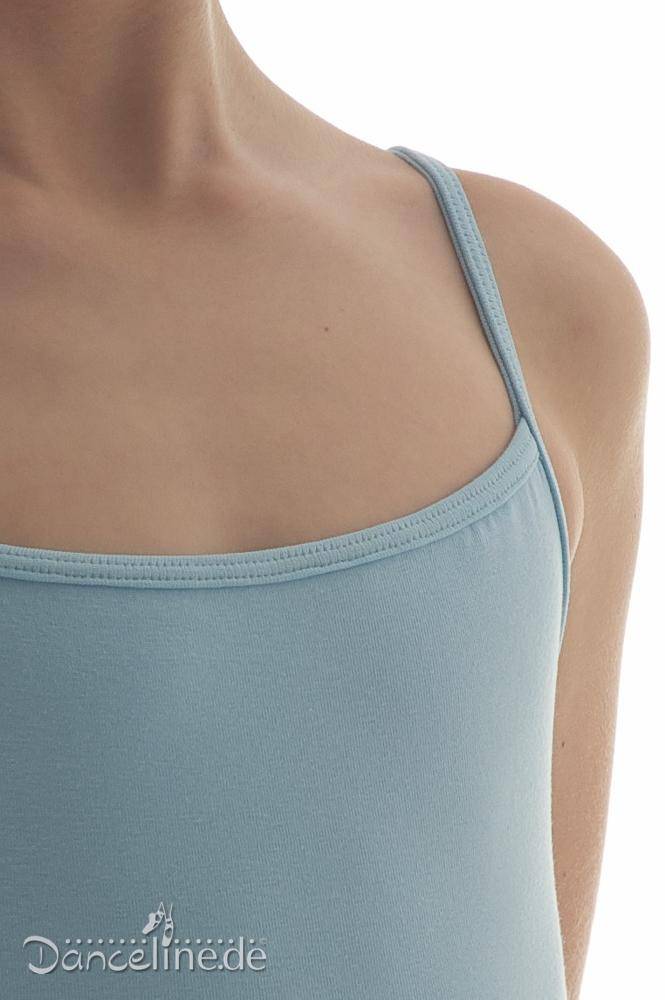 Nahaufnahme einer Person, die einen hellblauen Kinder-Ballettanzug Bloch CL5407 Plie trägt. Der Hintergrund ist weiß und schlicht, und in der unteren linken Ecke des Bildes ist das Logo „Danceline.de“ zu sehen, das die schöne Passform unterstreicht.