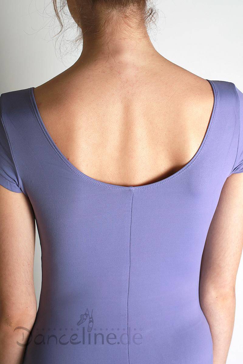 Eine Person mit heller Haut und brauner Duttfrisur ist von hinten zu sehen. Sie trägt einen hellvioletten Bloch Ballettanzug L5602 Berti. Der Anzug hat kurze Ärmel und einen tiefen Rundhalsausschnitt und bietet eine elegante Passform. Der Hintergrund ist schlicht und hell gehalten, unten ist teilweise „Danceline.de“ zu sehen.